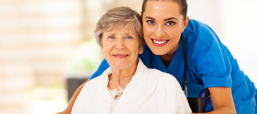 מטפלת זרה מחייכת לצד קשישה